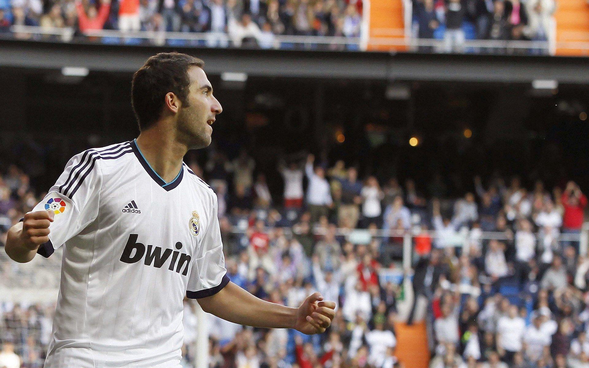 亚预赛烽火连天，强弱对决重塑积分榜，小组头名宝座一夜易主